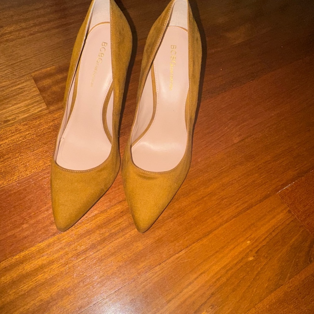 BCBGMAXAZRIA Women's Tan Pumps